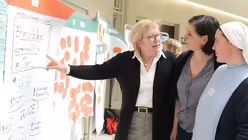 Die Stellw&auml;nde mit den vielen in den Kleingruppen gesammelten Stichworten erregen Aufmerksamkeit. / &copy; Beatrice Tomasetti (DR)