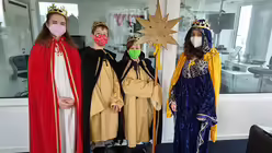 Die Sternsinger Elena, Julian, Constantin und Angelina aus der Pfarrgemeinde Deutz Poll sind zu Besuch bei DOMRADIO.DE. / © Johannes Schröer (DR)