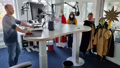 Die Sternsinger Elena, Julian, Constantin und Angelina aus der Pfarrgemeinde Deutz Poll sind zu Besuch bei DOMRADIO.DE. / © Johannes Schröer (DR)