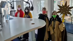 Die Sternsinger Elena, Julian, Constantin und Angelina aus der Pfarrgemeinde Deutz Poll sind zu Besuch bei DOMRADIO.DE. / © Johannes Schröer (DR)