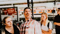 Die Stimmung ist ausgelassen, einige berichten über Laola-Wellen und Freudenschreie / © Luis Rüsing