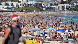 Die Strandbesucher feiern Weihnachten am Bondi Beach in Sydney. / © Mick Tsikas (dpa)