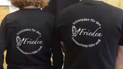 Die T-Shirts zu "Schmieden für den Frieden" hat der Zentral-Dombauverein finanziert / © Beatrice Tomasetti (DR)
