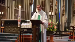 Die Taufe sei ein erster Schritt, die Erstkommunion ein "Meilenstein" auf dem Glaubensweg, sagt Schulseelsorger Hofer. / © Beatrice Tomasetti (DR)