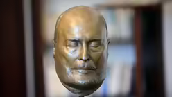 Die Totenmaske von Fritz Roth, der auf dem Gebiet der Bestattungskultur Pionierarbeit leistete. / © Beatrice Tomasetti (DR)