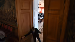 Die Tür wird von Matthias Kopp, Sprecher der Deutschen Bischofskonferenz, verschlossen / © Arne Dedert (dpa)