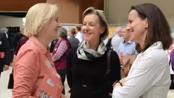 Die vielen Anregungen der unterschiedlichen Projekte lassen an diesem Tag den Gespr&auml;chsstoff nicht ausgehen. / &copy; Beatrice Tomasetti (DR)