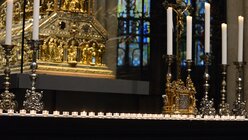 Die vielen Kerzen auf dem Altar stehen für viele sehr unterschiedliche Liebesgeschichten. / © Beatrice Tomasetti (DR)