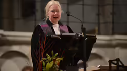Die Vorsitzende der ACK, Pfarrerin Susanne Beuth, begr&uuml;&szlig;t die vielen &Ouml;kumene-Interessierten zur Feier des Wortgottesdienstes. / &copy; Tomasetti (DR)