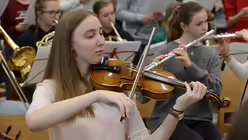 Die wechselnden Rhythmen der s&uuml;damerikanischen Musik haben es in sich. Da hei&szlig;t es, h&ouml;llisch aufpassen! / &copy; Tomasetti (DR)