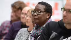 Die Zuh&ouml;rer verfolgen aufmerksam die einzelnen Wortbeitr&auml;ge im Plenum. / &copy; Beatrice Tomasetti (DR)