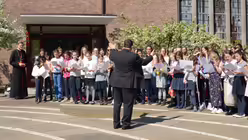 "Dies ist der Tag, den der Herr gemacht hat", singen die M&auml;dchen zun&auml;chst im Innenhof des Erzbisch&ouml;flichen Hauses / &copy; Beatrice Tomasetti (DR)