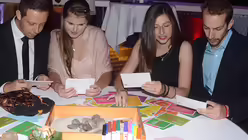 Diese beiden jungen Paare besch&auml;ftigen sich mit den Aussagen von Papst Franziskus aus "Amoris laetitia". / &copy; Tomasetti (DR)