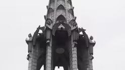 Diese Engel in moderner Formensprache verdanken sich der Neugestaltung des Turms nach dem Zweiten Weltkrieg. / © Beatrice Tomasetti (DR)