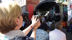 Diese Passantin hält unser Bühnenprogramm fest. / © Martin Biallas (DR)