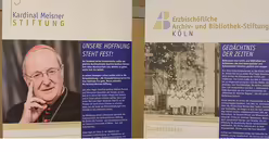 Diese Roll ups stehen im Stiftungszentrum des Erzbistums in der Marzellenstraße. / © Tomasetti (DR)