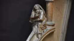 Dieser Knauf des Chorgestühls zeigt eine Mutter mit Wickelkind - ein Symbolbild für die Caritas / © Beatrice Tomasetti (DR)
