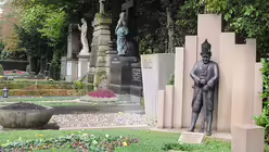 Dieser Karnevalsgardist ziert ein großes Grab auf Melaten. / © Beatrice Tomasetti (DR)