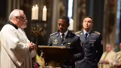 Dieser Soldat von der Elfenbeink&uuml;ste tr&auml;gt seine F&uuml;rbitte auf Franz&ouml;sisch vor. / &copy; Beatrice Tomasetti (DR)