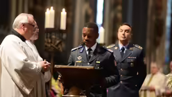 Dieser Soldat von der Elfenbeinküste trägt seine Fürbitte auf Französisch vor. / © Beatrice Tomasetti (DR)