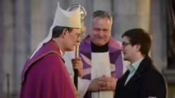 Dieser Taufbewerber aus Refrath wird von Pfarrer Kissel in der Osternacht getauft. / &copy; Beatrice Tomasetti (DR)