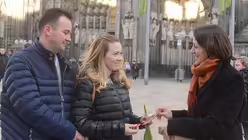 Dieses junge Paar freut sich über die "Liebeskerze", die Kristell Köhler auf der Domplatte verteilt. / © Beatrice Tomasetti (DR)