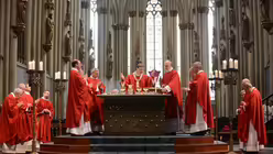 Direkt am Altar stehen die Domkapitulare Dr. Thomas Weitz, Hans-Josef Radermacher und Dompropst Gerd Bachner sowie die drei Weihbischöfe / © Beatrice Tomasetti (DR)