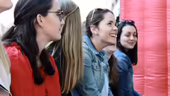 Direkt vor der Bühne sitzen diese jungen Frauen. / © Martin Biallas (DR)