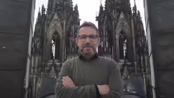 Dombaumeister Peter Füssenich hoch über den Dächern des Kölner Doms. / © Beatrice Tomasetti (DR)