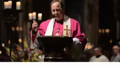 Domdechant Kleine erläutert das Sessionsmotto "Uns Sproch es Heimat". / © Tomasetti (DR)