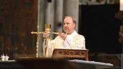 Domdechant Monsignore Robert Kleine ist der Zelebrant der Erstkommunionfeier. / © Beatrice Tomasetti (DR)
