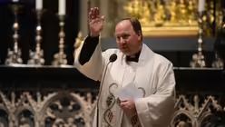 Domdechant Monsignore Robert Kleine segnet abschlie&szlig;end die rund 70 Paare, die die Andacht im Dom mitfeiern / &copy; Beatrice Tomasetti (DR)