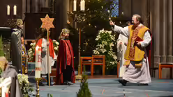 Domdechant Robert Kleine entlässt diese Sternsingergruppe stellvertretend für alle anderen mit seinem Segen für ihren Dienst. / © Beatrice Tomasetti (DR)