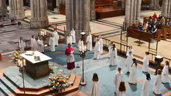 Domdechant Robert Kleine nimmt das feierliche Aufnahmezeremoniell im Altarraum vor. / &copy; Beatrice Tomasetti (DR)