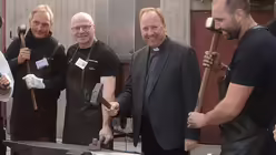 Domdechant Robert Kleine zeigte sich von "Schmieden für den Frieden" sehr angetan / © Beatrice Tomasetti (DR)