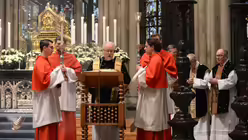 Domdiakon Raimund Witte verliest das Evangelium / &copy; Beatrice Tomasetti (DR)