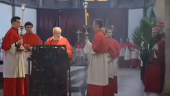 Domdiakon Raimund Witte verliest das Tagesevangelium / © Beatrice Tomasetti (DR)