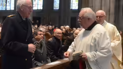 Domdiakon Witte begrüßt General Ansgar Rieks, den stellvertretenden Inspekteur der Luftwaffe. / © Beatrice Tomasetti (DR)