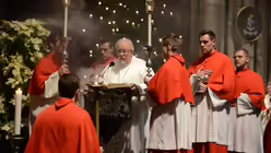 Domdiakon Witte tr&auml;gt das Evangelium zum Fest der Erscheinung des Herrn vor / &copy; Beatrice Tomasetti (DR)