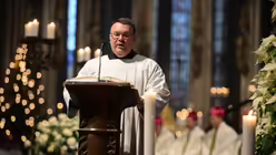 Domkantor Oliver Sperling beim Zwischengesang / &copy; Beatrice Tomasetti (DR)