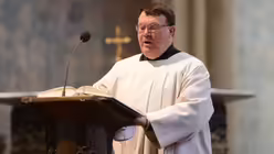 Domkantor Oliver Sperling beim Zwischengesang. / &copy; Beatrice Tomasetti (DR)