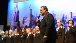 Domkantor Oliver Sperling erntet beim Regimentsappell der EhrenGarde viel Lob f&uuml;r den Auftritt der S&auml;ngerinnen. / &copy; Beatrice Tomasetti (DR)