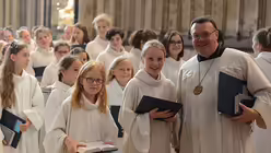 Domkantor Oliver Sperling mit Nachwuchss&auml;ngerinnen / &copy; Beatrice Tomasetti (DR)