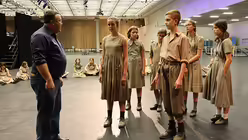 Domkantor Sperling bereitet die S&auml;ngerinnen und S&auml;nger auf ihren Einsatz vor / &copy; Bernhard Walterscheid (K&ouml;lner Dommusik)