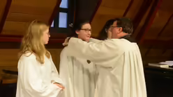 Domkantor Sperling ehrt S&auml;ngerinnen des M&auml;dchenchores mit der Chormedaille / &copy; Beatrice Tomasetti  (DR)