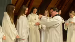 Domkantor Sperling ehrt Sängerinnen des Mädchenchores mit der Chormedaille / © Beatrice Tomasetti  (DR)