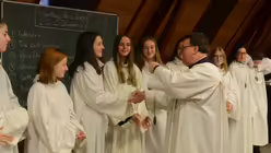 Domkantor Sperling ehrt Sängerinnen des Mädchenchores mit der Chormedaille / © Beatrice Tomasetti  (DR)