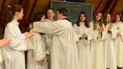 Domkantor Sperling ehrt Sängerinnen des Mädchenchores mit der Chormedaille / © Beatrice Tomasetti  (DR)