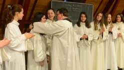 Domkantor Sperling ehrt Sängerinnen des Mädchenchores mit der Chormedaille / © Beatrice Tomasetti  (DR)