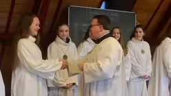 Domkantor Sperling gratuliert der S&auml;ngerin Maria Piller / &copy; Beatrice Tomasetti (DR)